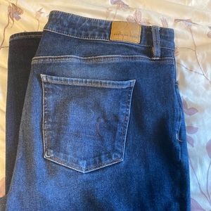Medium Wash American Eagle Jeans. The Dream Jean hi-rise begging